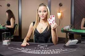 Antarmuka aplikasi mobile hiu777 menampilkan menu utama dengan akses ke live dealer, sportsbook, dan slot games