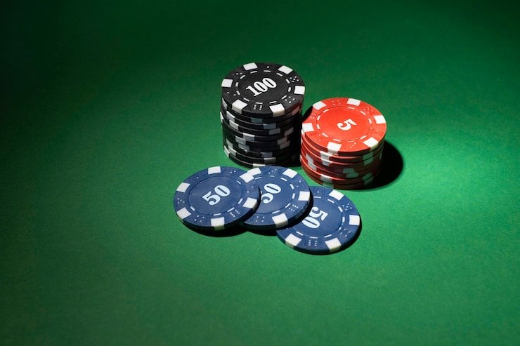 Layar live dealer hiu777 menampilkan meja roulette dengan dealer profesional dan statistik real-time