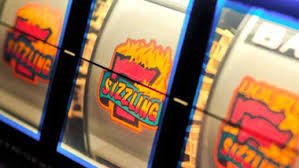 Tampilan tabel hasil blackjack di aplikasi hiu777 menampilkan kartu, nilai tangan, dan pemenang